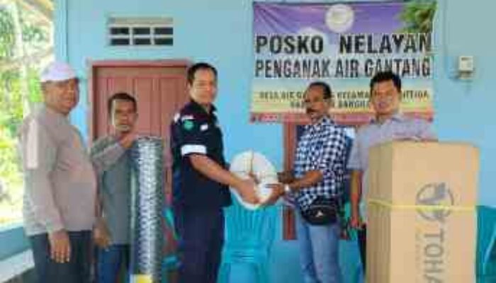 PT Timah Serahkan Bantuan Peralatan Perikanan untuk Nelayan Penganak Air Gantang Bangka Barat