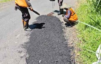 UPT PJJ Kauman Tambal Jalan Cuwiri–Pagerwojo Gunakan 60 Sak Coldmix