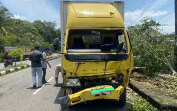 Diduga Mengantuk, Truk Tabrak Pagar Pembatas di Jalan Pal 3 Mentok