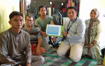 PT TIMAH Salurkan Bantuan Kursi Roda untuk Warga Karimun Penderita Stroke