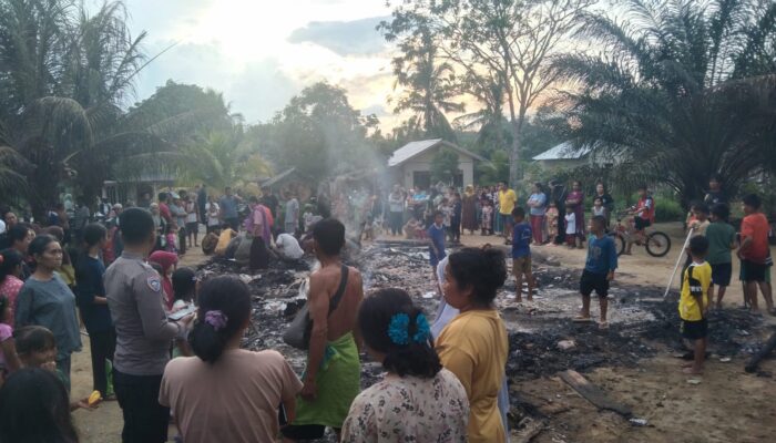 Kebakaran Hanguskan Rumah Warga di Simpang Teritip, Polisi dan Warga Sigap Padamkan Api