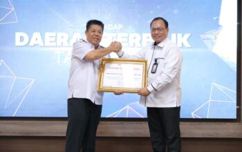 Gubernur Hidayat Arsani Terima Piagam Anti Korupsi dari KPK