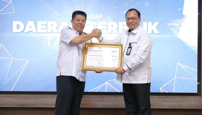 Gubernur Hidayat Arsani Terima Piagam Anti Korupsi dari KPK