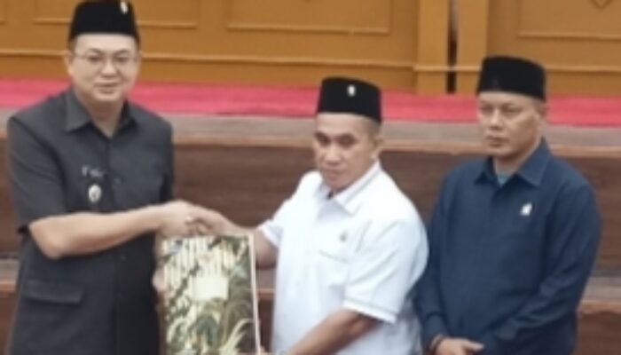 DPRD Bangka Barat Serahkan Rekomendasi LKPJ Bupati 2025